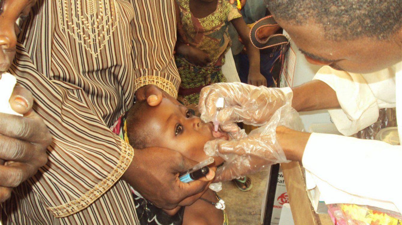 Des personnels de santé vaccinent des enfants contre la poliomyélite au Nigéria. Photo: IRIN/Aminu Abubakar
