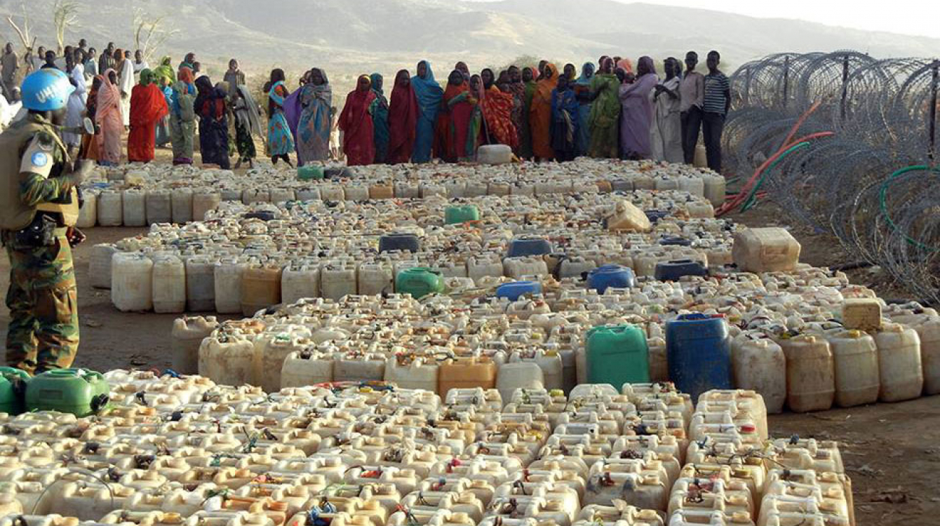 Des civils fuyant le conflit dans la zone de Jebel Marra dans la région du Darfour attendent une distribution d’eau près de la base d’opérations de la MINUS à Sortoni. Photo: MINUS/Hagen Siegert