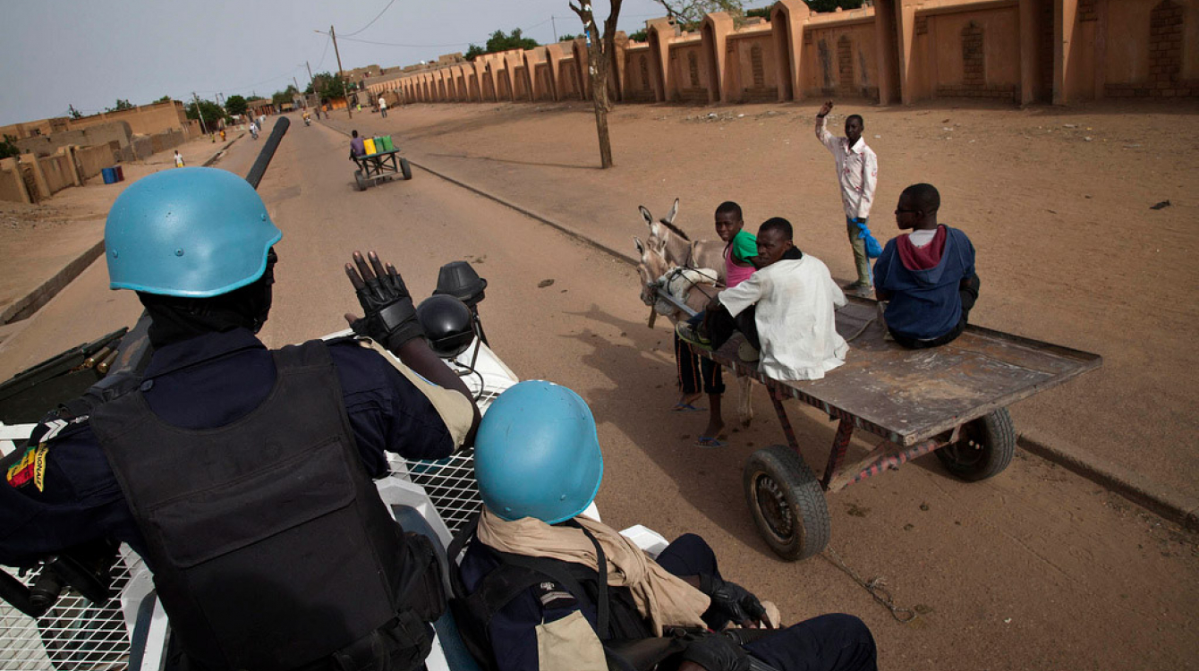Des policiers de l’ONU patrouillent dans les rues de Gao, au Mali. Photo MINUSMA/Marco Dormino