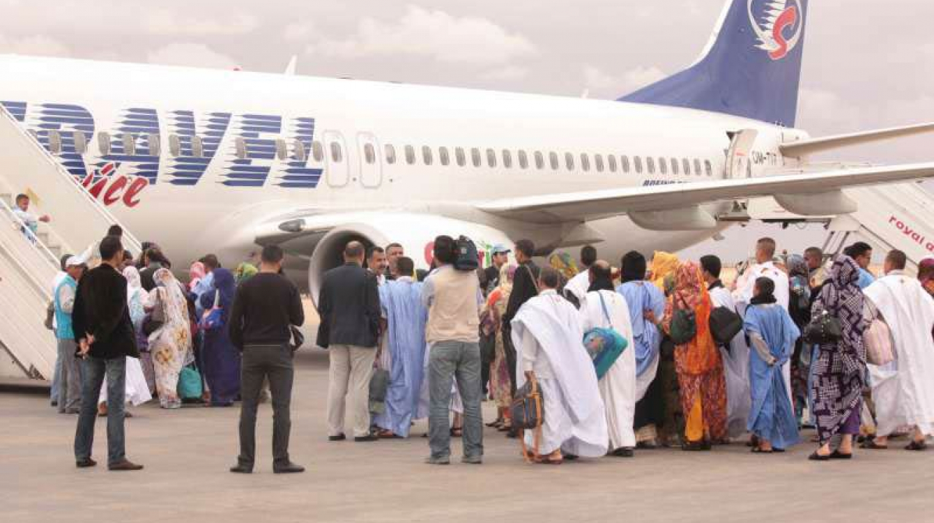 Families board a flight at Laayoune, Western Sahara, before departure for Tindouf in Algeria (April 2012). 
