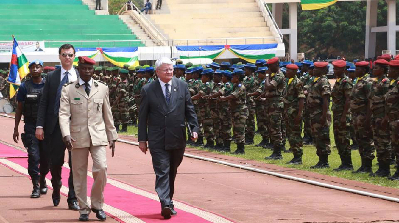 Le Secrétaire général adjoint de l’ONU aux opérations de maintien de la paix, Hervé Ladsous, lors de la cérémonie d’intronisation du nouveau Président de la République centrafricaine, Faustin Archange Touadéra, le 30 mars 2016. Photo : MINUSCA