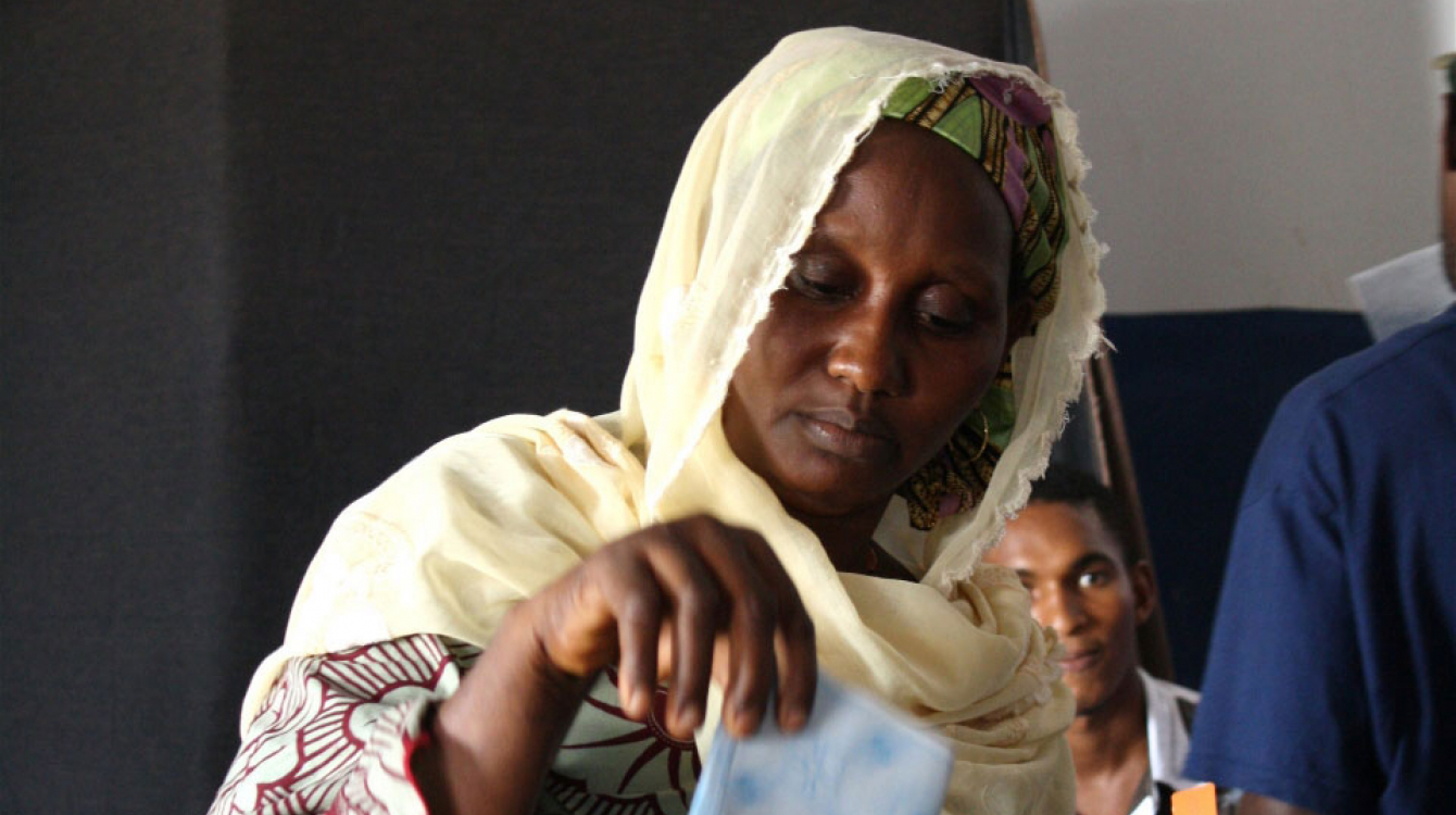 Une femme votant dans le district d’Hamdallaye, à Conakry, la capitale de Guinée, en juillet 2010. 