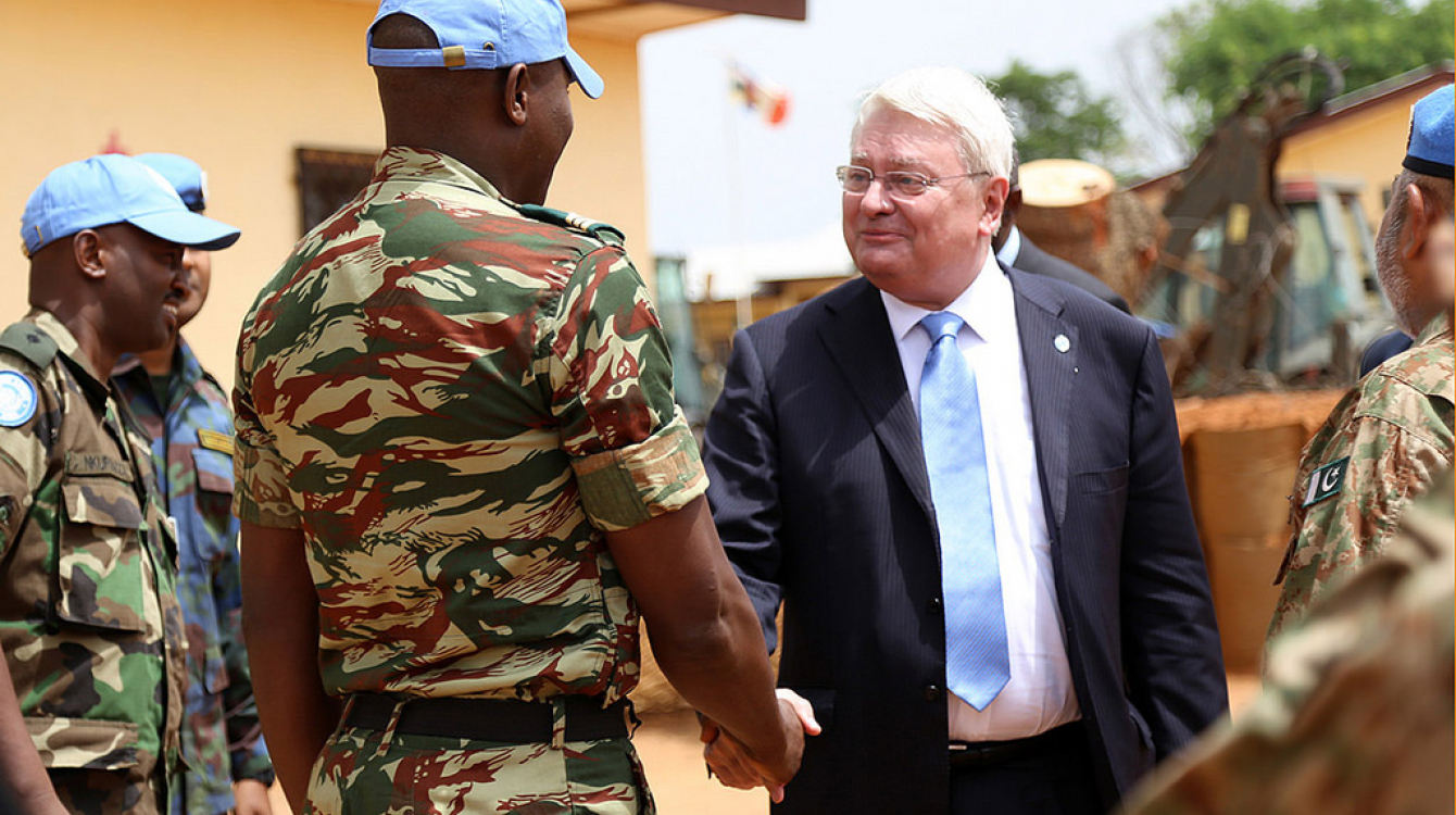 Hervé Ladsous, Secrétaire général adjoint aux opérations de maintien de la paix, lors d’une visite en République centrafricaine. Photo : ONU/Jean Claude Bitsure