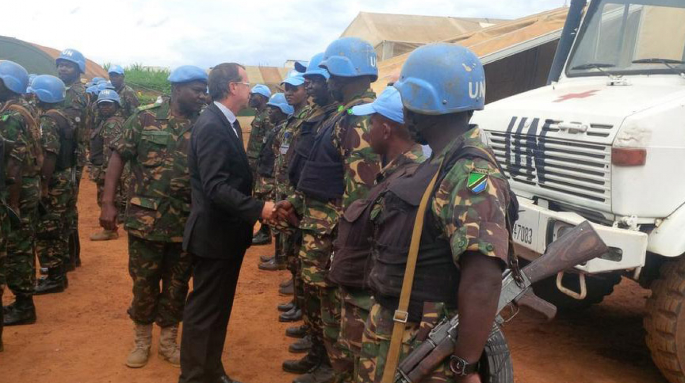 Le Représentant spécial du Secrétaire général en RDC, Martin Kobler, avec des Casques bleus de la MONUSCO en mai 2015. Photo : MONUSCO
