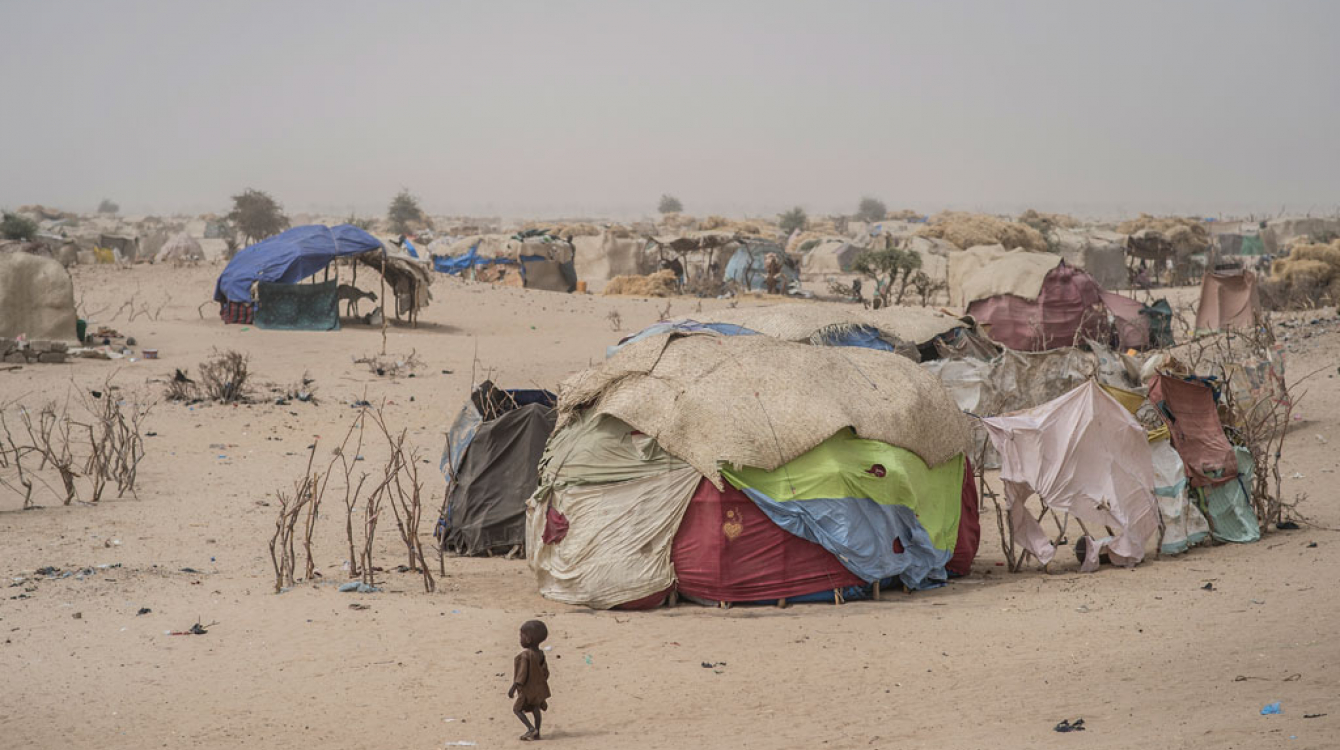 A child wanders in the refugee camp of Assaga, near Diffa, Niger. More than 135 displacement sites have been noted along the border with Nigeria, where there has been increased acts of violence conducted by Boko Haram. Photo: UNICEF/Sylvain Cherkaoui