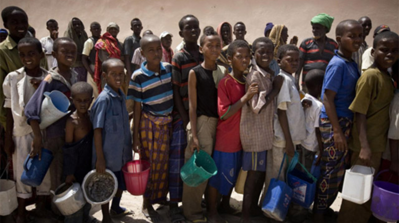 Des enfants attendent une distribution de nourriture par l’UNICEF à Mogadiscio, en Somalie. Photo UNICEF/Kate Holt