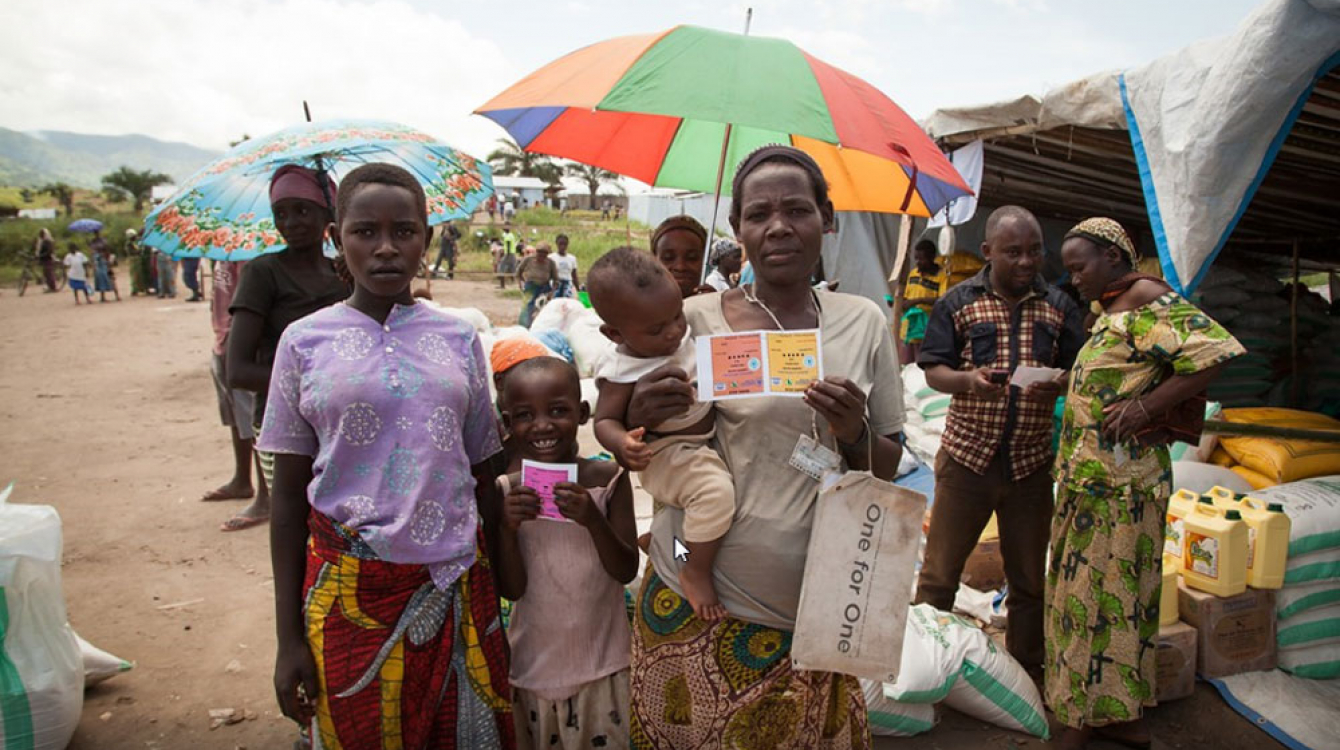 In camp Lucenda, Democratic Republic of the Congo (DRC), Burundian refugees redeem vouchers for food of their choice at food fairs organized by WFP with local merchants. Photo: WFP/Leonora Baumann