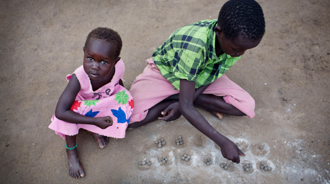 Des enfants jouent en dehors de leurs tentes dans le site de protection des civils de Bor, la capitale de l’Etat de Jonglei au Soudan du Sud. Photo : UNICEF / Kate Holt