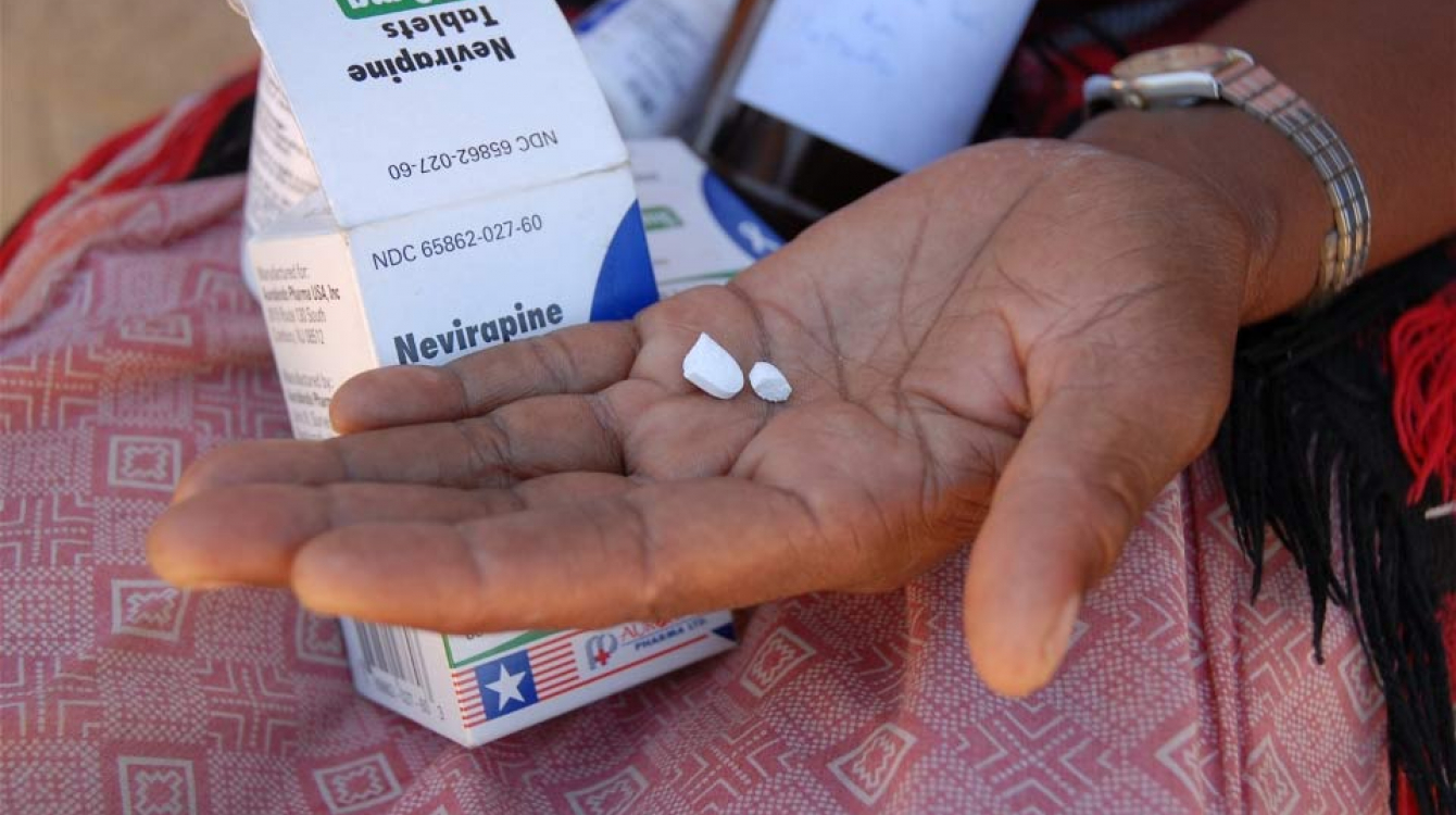 Au Lesotho, une femme tient dans sa main un médicament de traitement antirétroviral contre le sida pour sa petite-fille. Photo: IRIN / Eva-Lotta Jansson