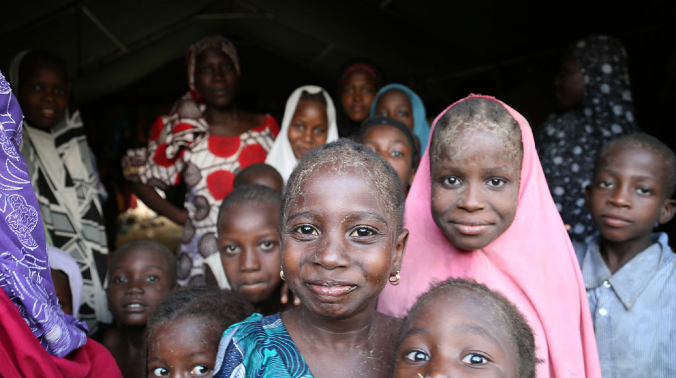 Des enfants dans l’un des 14 camps officiels pour personnes déplacées à Maiduguri, dans l’État de Borno, dans le nord-est du Nigeria. Photo : OCHA / Jaspreet Kindra