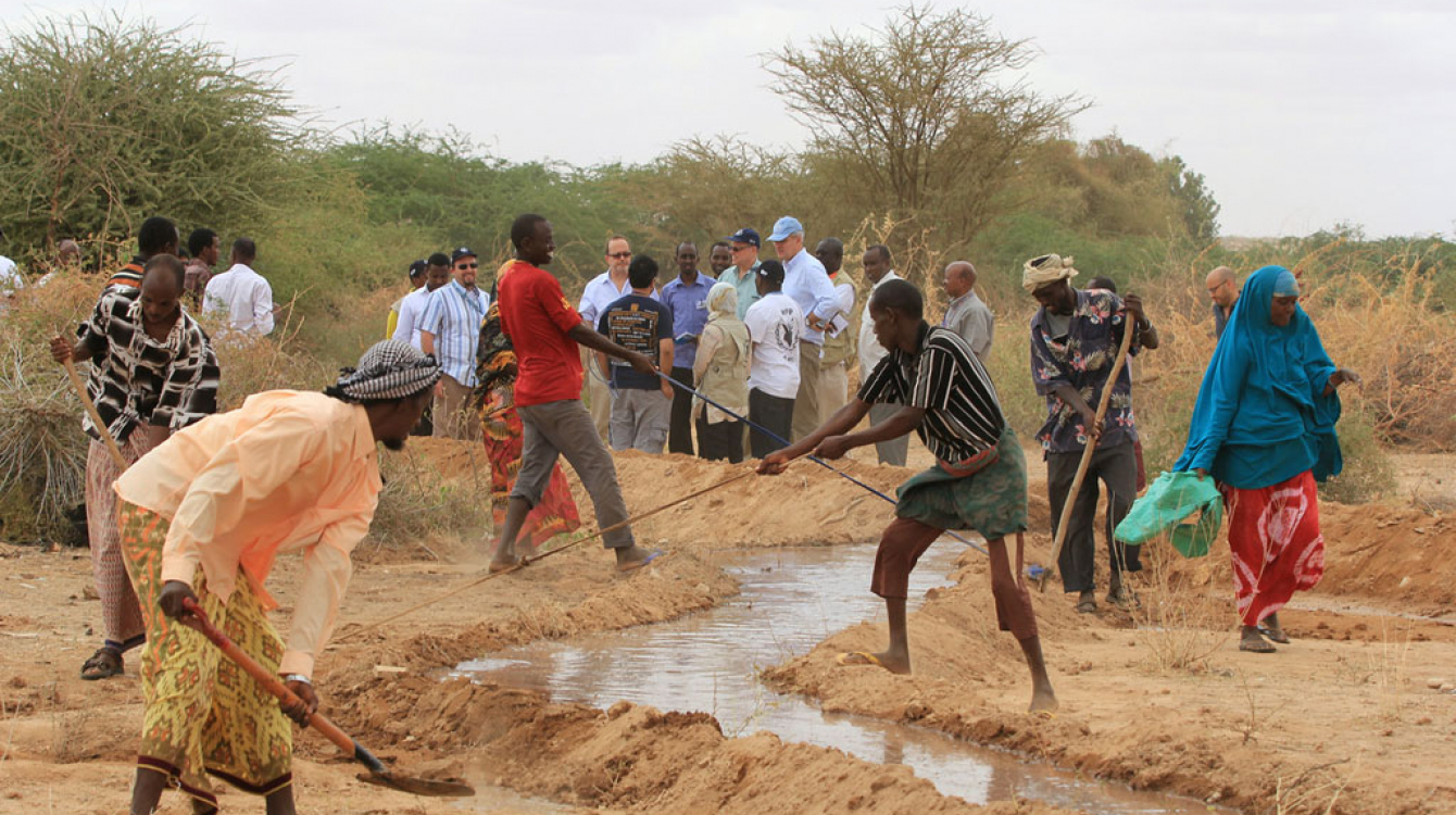 An irrigation canal being reinforced near the Kabasa displacement site, outside Doolow in southern Somalia. The work is supported by the World Food Programme. Photo: FAO/Frank Nyakairu