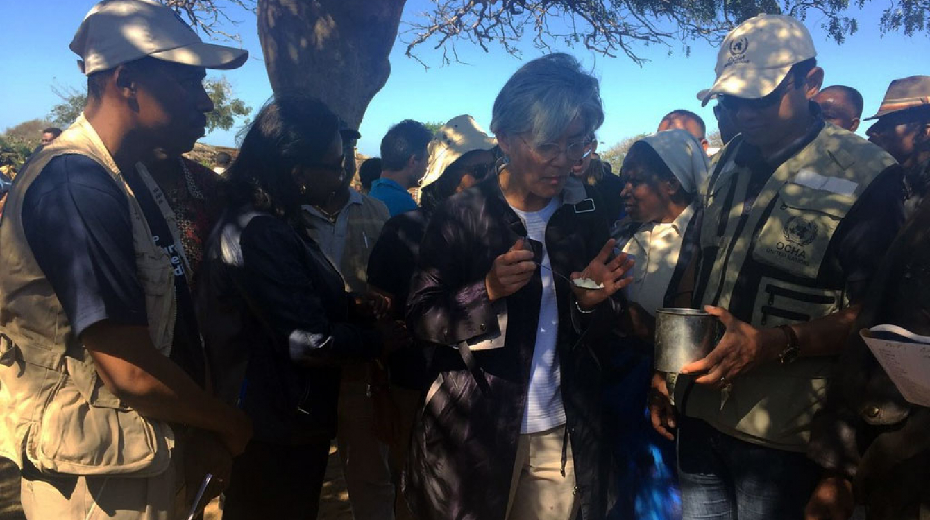 La Sous-Secrétaire générale adjointe des Nations Unies aux affaires humanitaires, Kyung-Wha Kang, lors d’une visite dans la région du Grand Sud, à Madagascar. Photo OCHA/Laila Bourhil