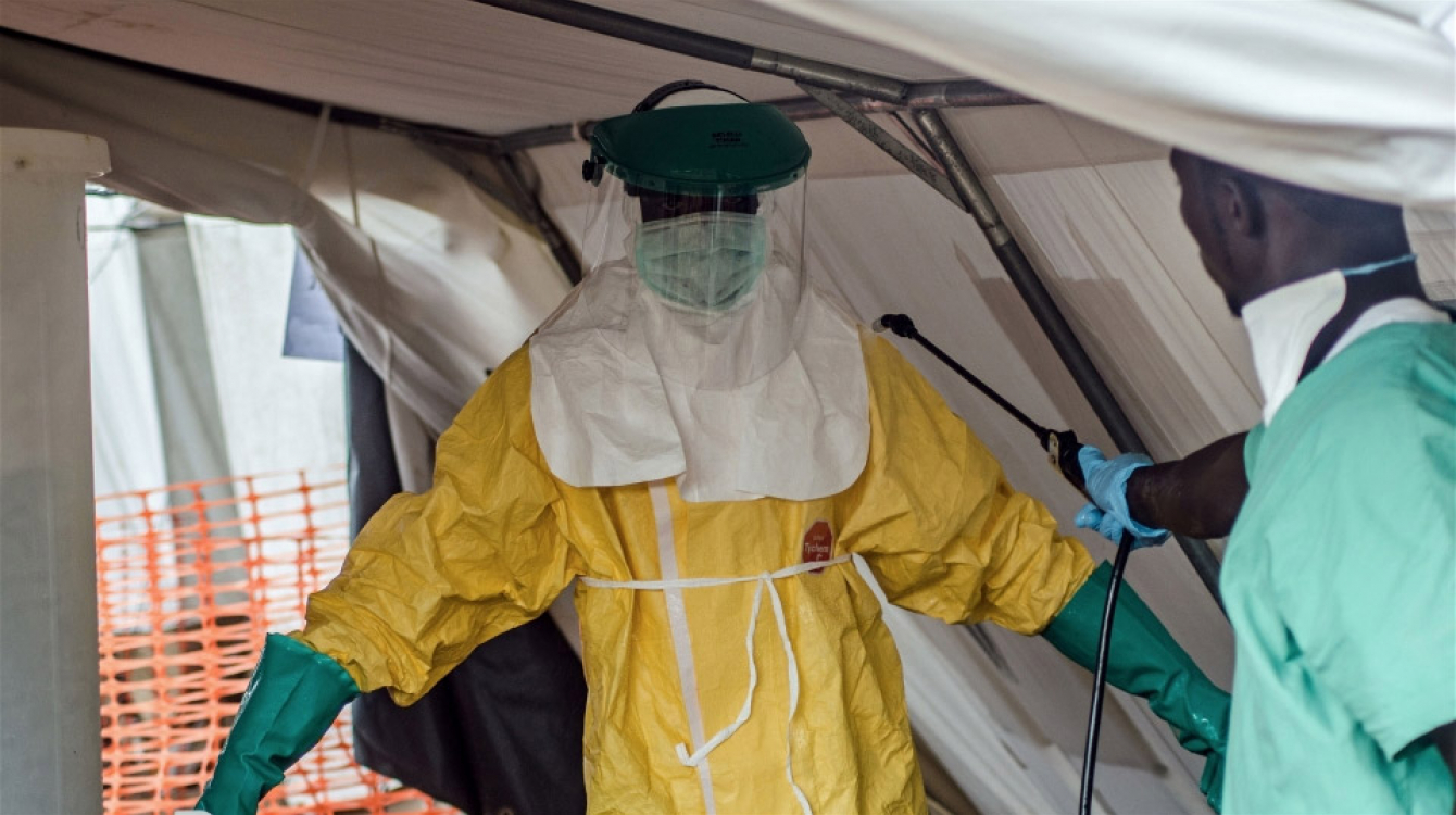 Un membre du personnel médical équipé d’une combinaison de protection pour traiter les victimes d’Ebola en Sierra Leone. Photo IRIN/Tommy Trenchard