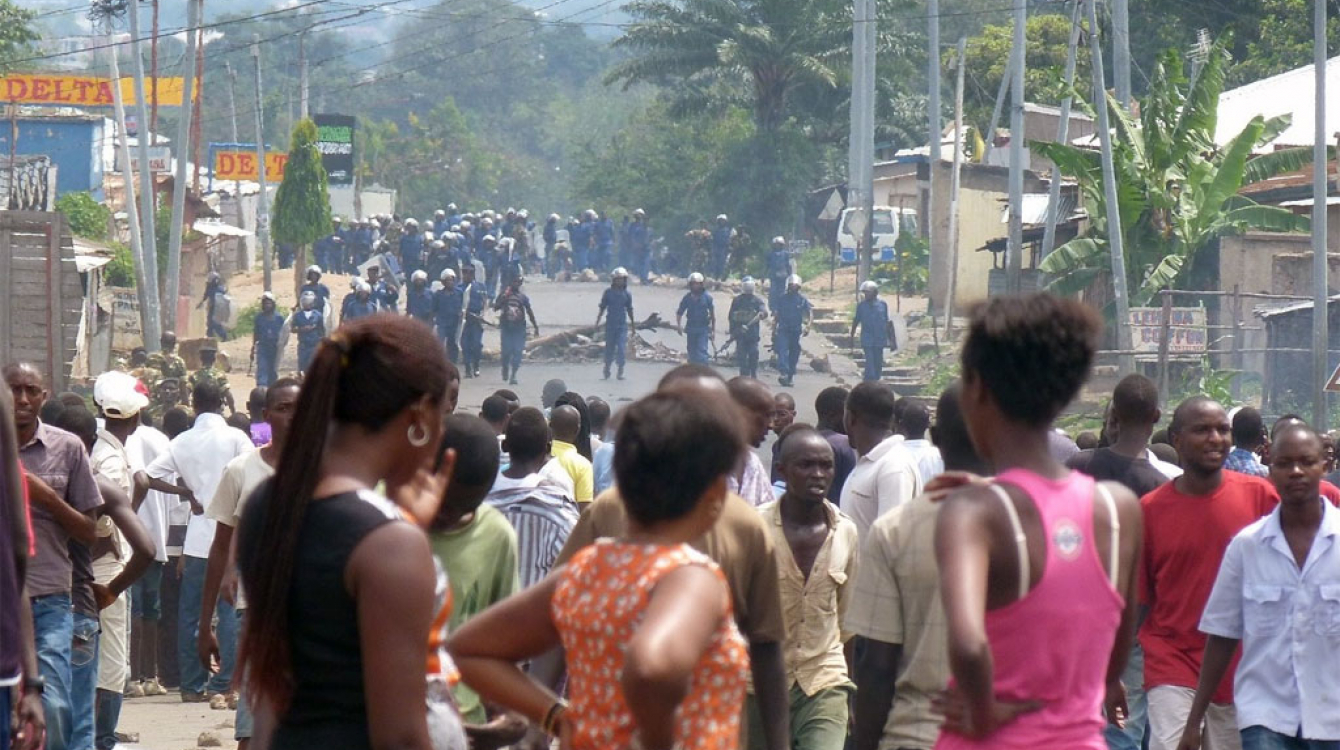 Des manifestants à Bujumbura, au Burundi, contre la décision du parti au pouvoir de désigner le Président en exercice, Pierre Nkurunziza, comme son candidat pour un troisième mandat présidentiel (avril 2015). 