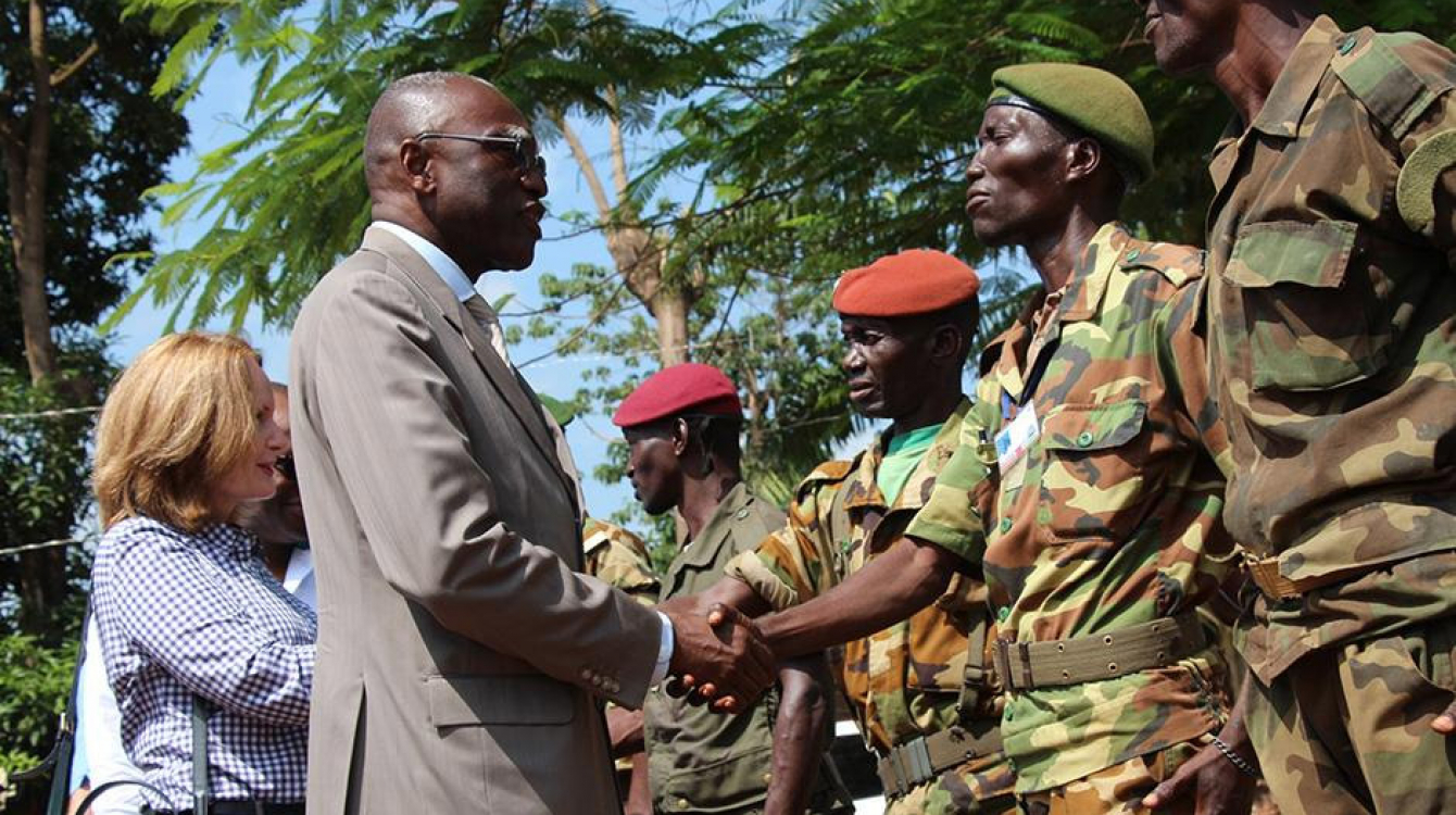 Le Représentant spécial du Secrétaire général pour la République centrafricaine, Babacar Gaye (à gauche) avec des anciens combattants. Photo: MINUSCA