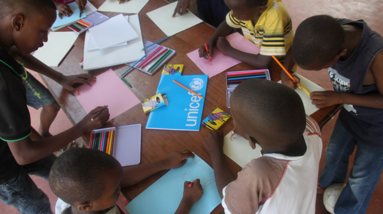 Des enfants dans un refuge temporaire à Bujumbura, au Burundi, se servent des dessins pour oublier ce qu’ils ont vécu. Photo UNICEF Burundi/Eliane Luthi