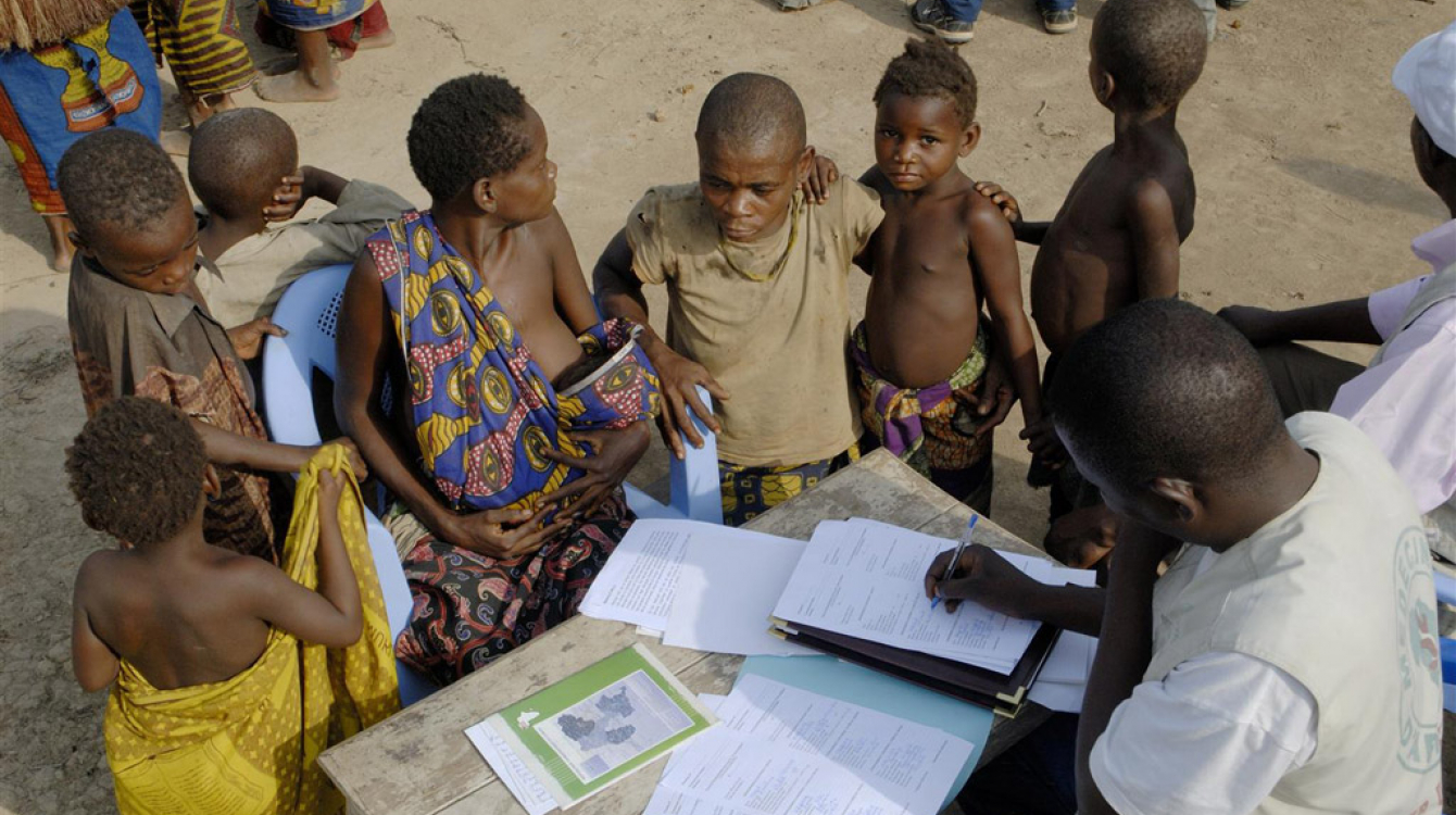 L'enregistrement des naissances pour les enfants autochtones se produit dans la République du Congo, où ils suffrent de manière disproportionnée à cause de manque d'aliments nutritifs et de services de santé. Photo: UNICEF/NYHQ2009-0832/Williams