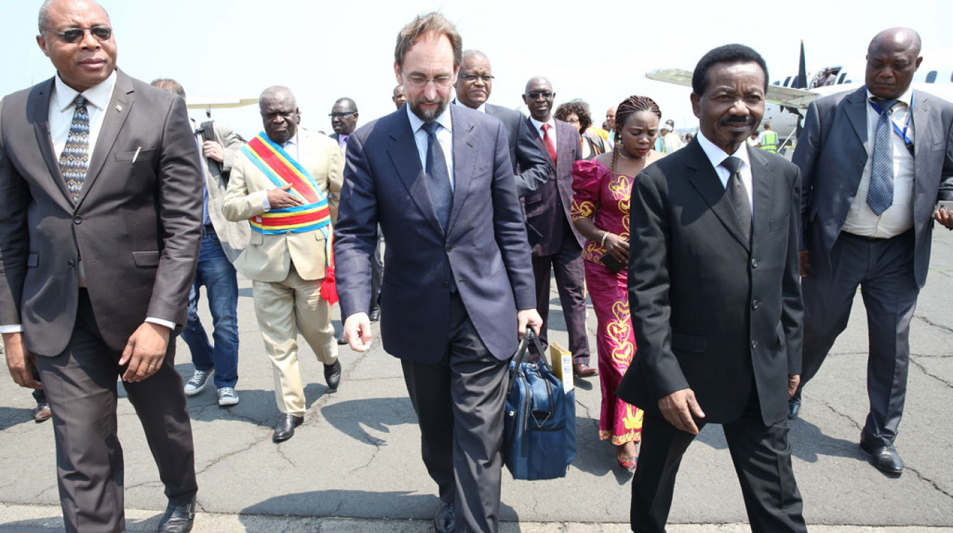 Le Haut-Commissaire des Nations Unies aux droits de l’homme, Zeid Ra’ad Al Hussein (centre), lors de sa visite en République démocratique du Congo en juillet 2016. Photo: MONUSCO/Myriam Asmani