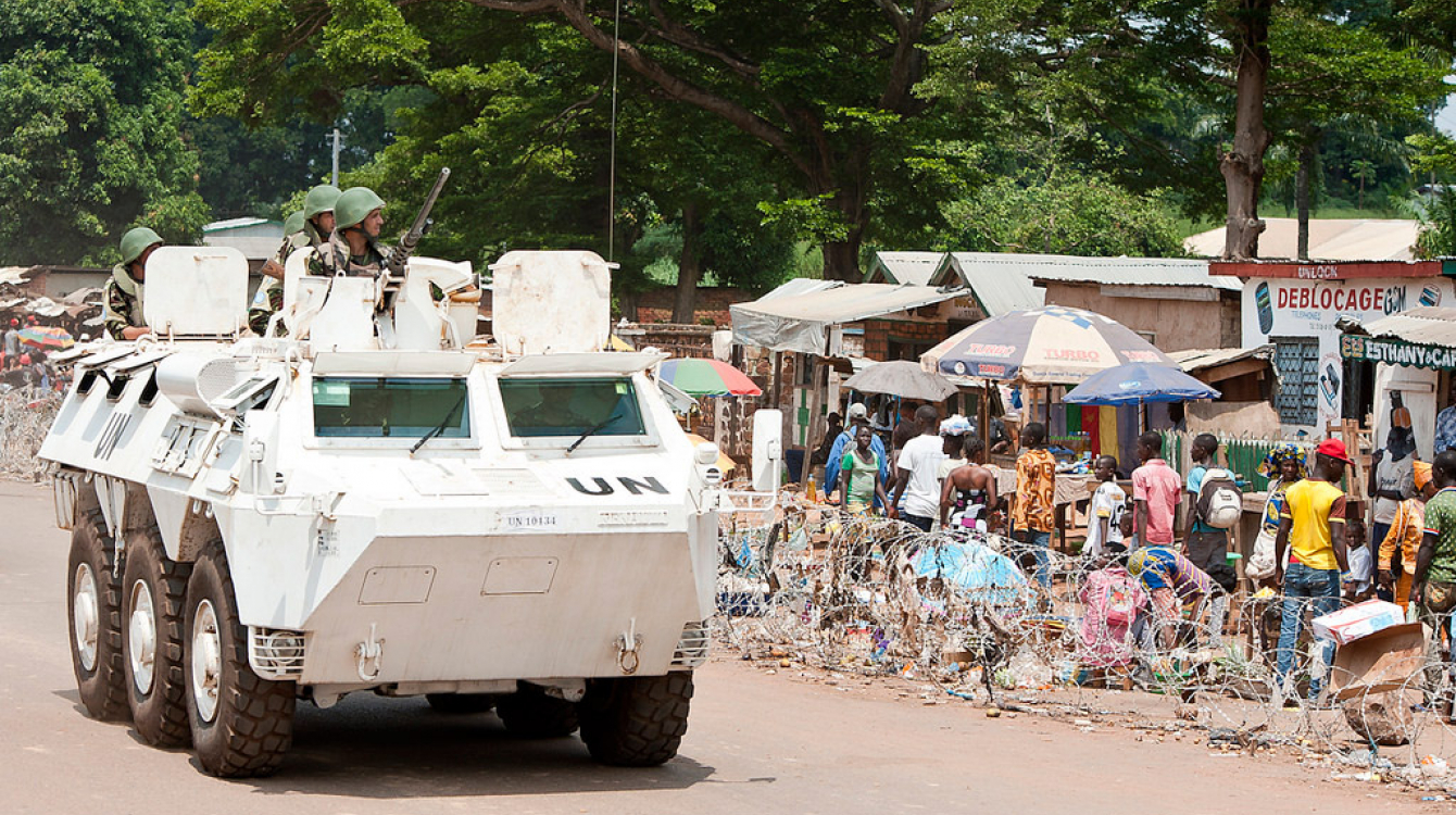 Des Casques bleus de la MINUSCA patrouillent à Bambari, en République centrafricaine. 