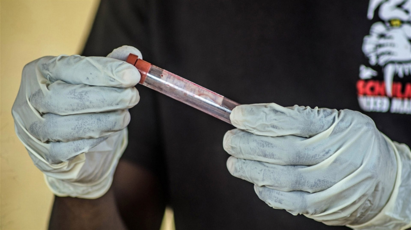 Un agent de santé avec un échantillon de sang pour vérifier la présence du virus Ebola. Photo IRIN/Tommy Trenchard