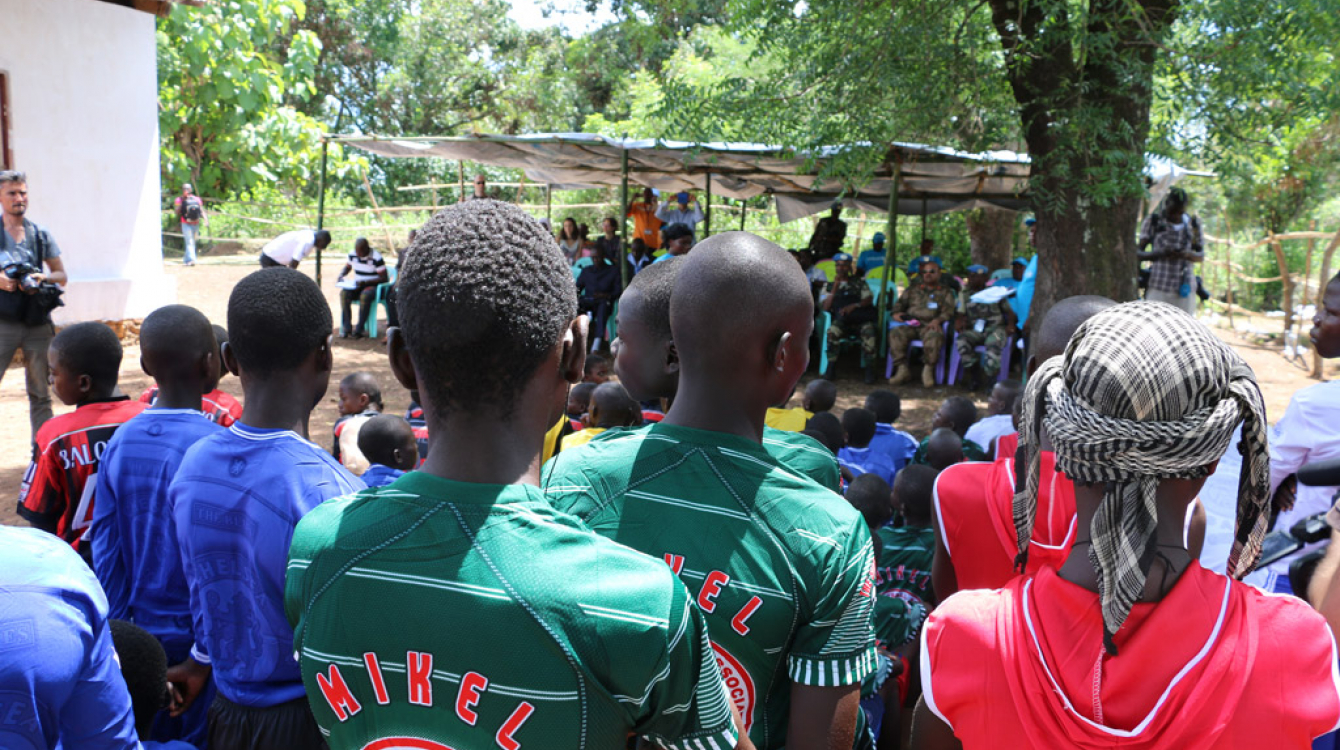 Des enfants enrôlés par une milice anti-Balaka prennent part à une cérémonie de libération à Bambari en République centrafricaine (RCA) en mai 2015. Photo : UNICEF / Donaig Le Du