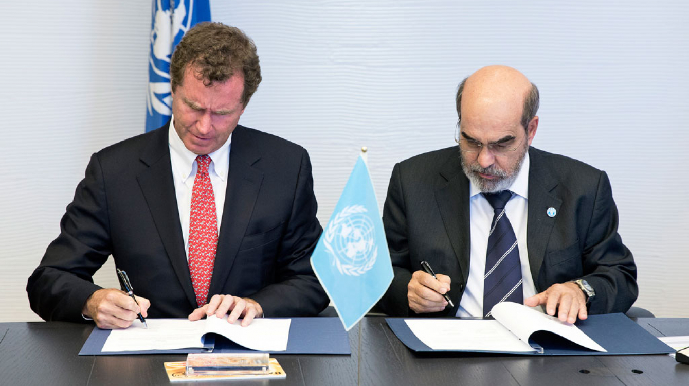 FAO Director-General Jose Graziano Da Silva (right) and Walt MacNee, Vice Chairman, MasterCard Worldwide sign new partnership agreement. Photo: FAO/Alessia Pierdomenico