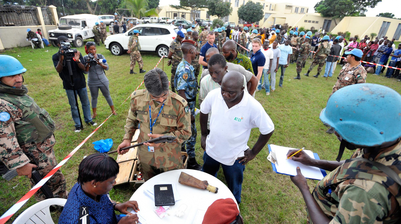 Des officiers de l’ONUCI mènent une opération de désarmement, de démobilisation et de réinsertion avec des ex-combattants dans le quartier d’Abobo à Abidjan en février 2012. Photo ONU/Hien Macline