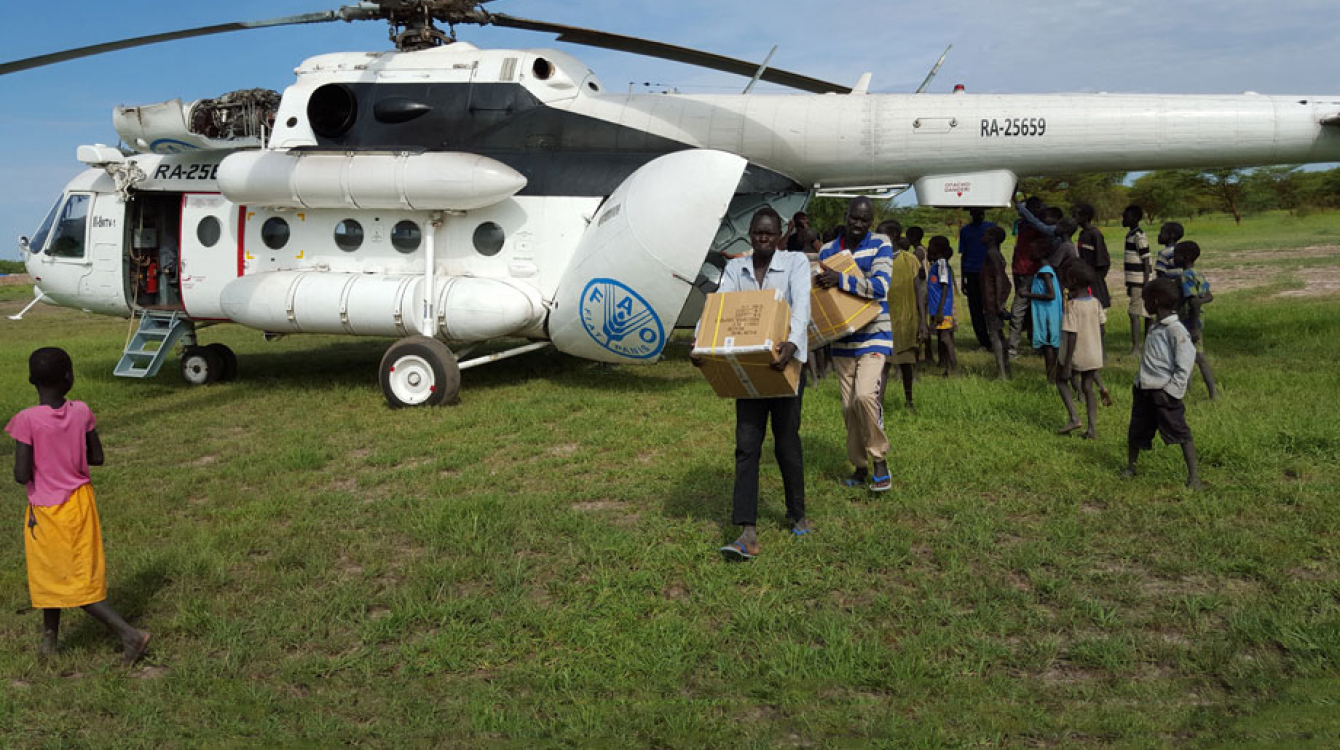 Livraison par hélicoptère de kits de subsistance de la FAO dans une zone difficile d’accès au Soudan du Sud. Photo : FAO