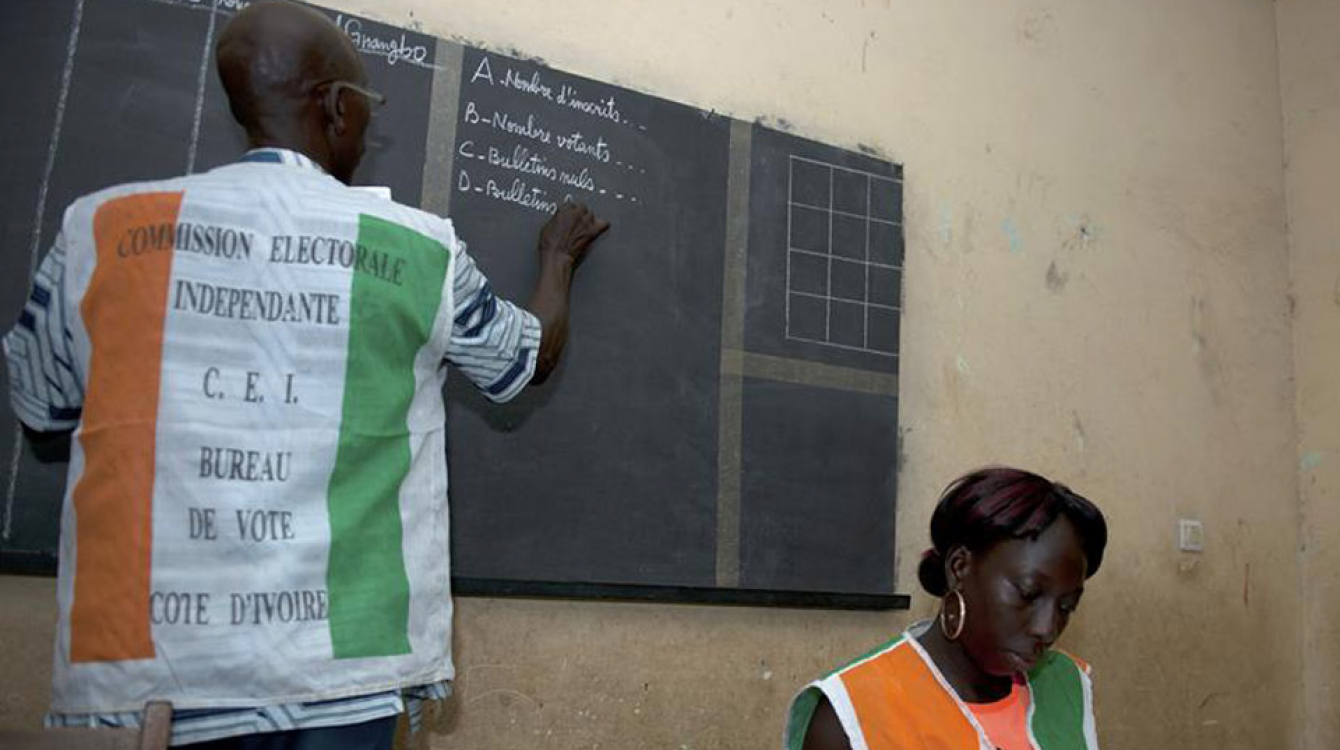 Décompte des voix dans un bureau de vote à Abidjan, après le premier tour de l’élection présidentielle en Côte d’Ivoire, le 25 octobre 2015. Photo : ONUCI