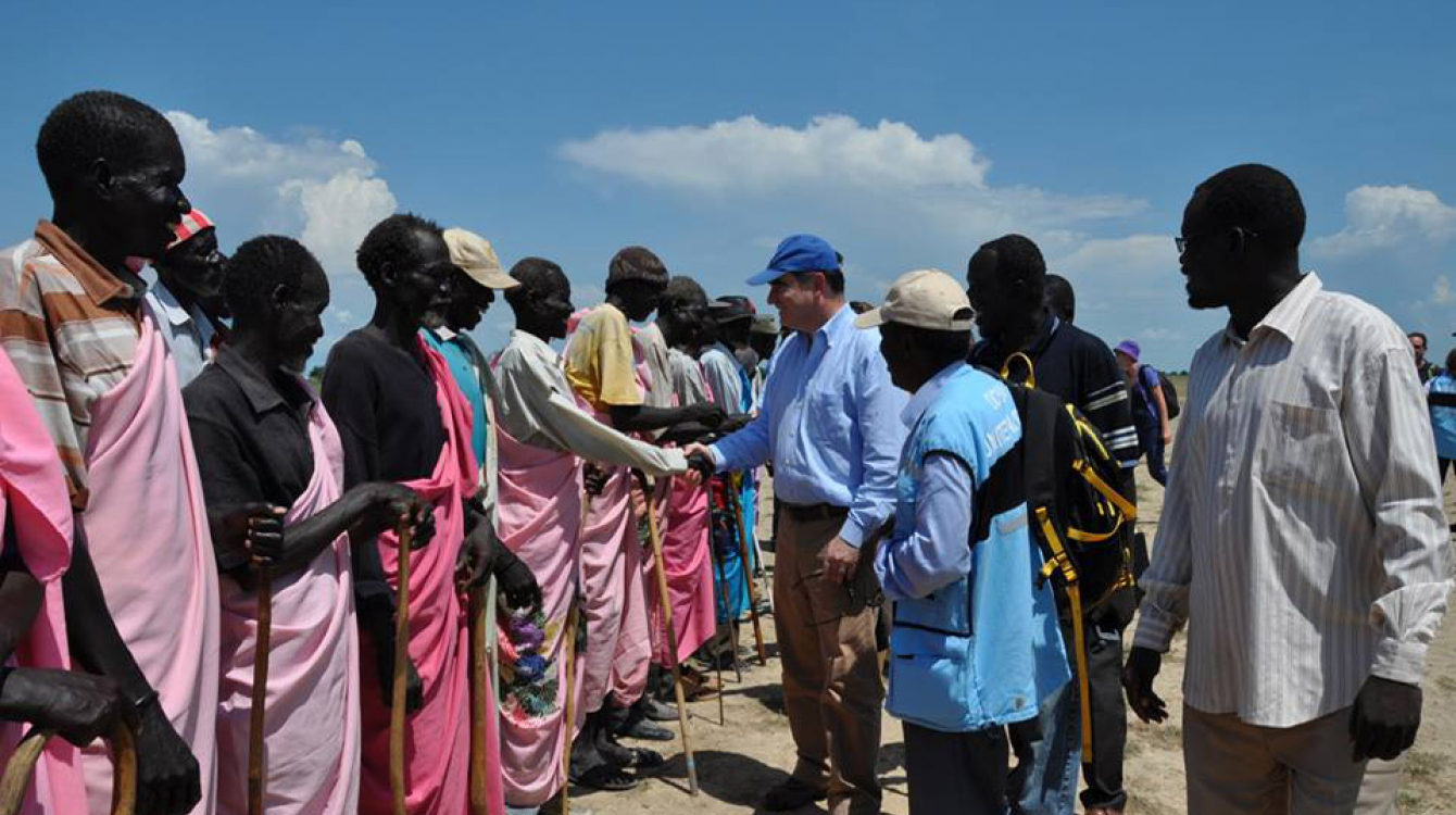 OCHA Director of Operations John Ging (centre), meeting with community representatives, during a one-day visit to Upper Nile State, South Sudan, on 21 October 2015. 