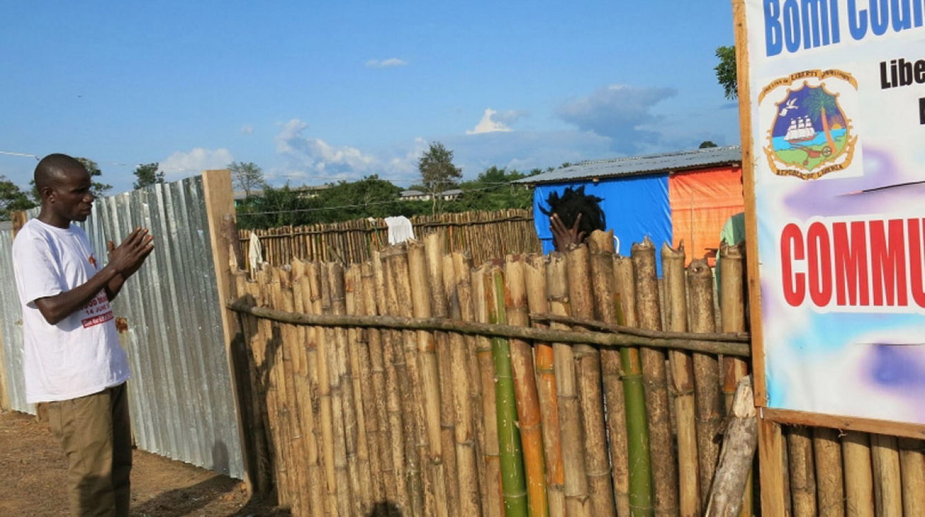 Un survivant d’Ebola, Jerold Dennis, prie pour les malades dans l’unité de soins de Bomi, dans le nord-ouest du Liberia. Il est l’un des 13.000 survivants de la région.Photo: Samwar Fallah/IRIN