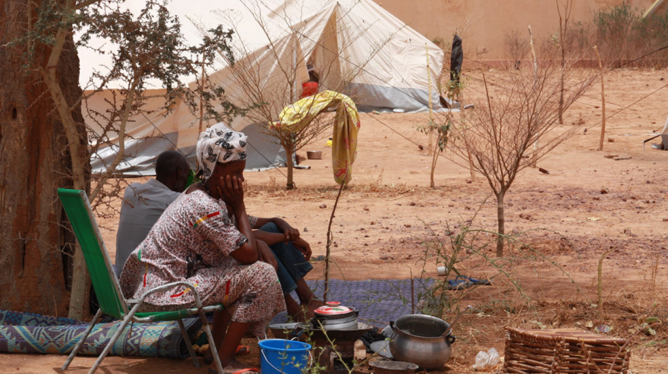 Une femme déplacée du nord du Mali attend dans un refuge temporaire près de la gare routière principale de Mopti. 