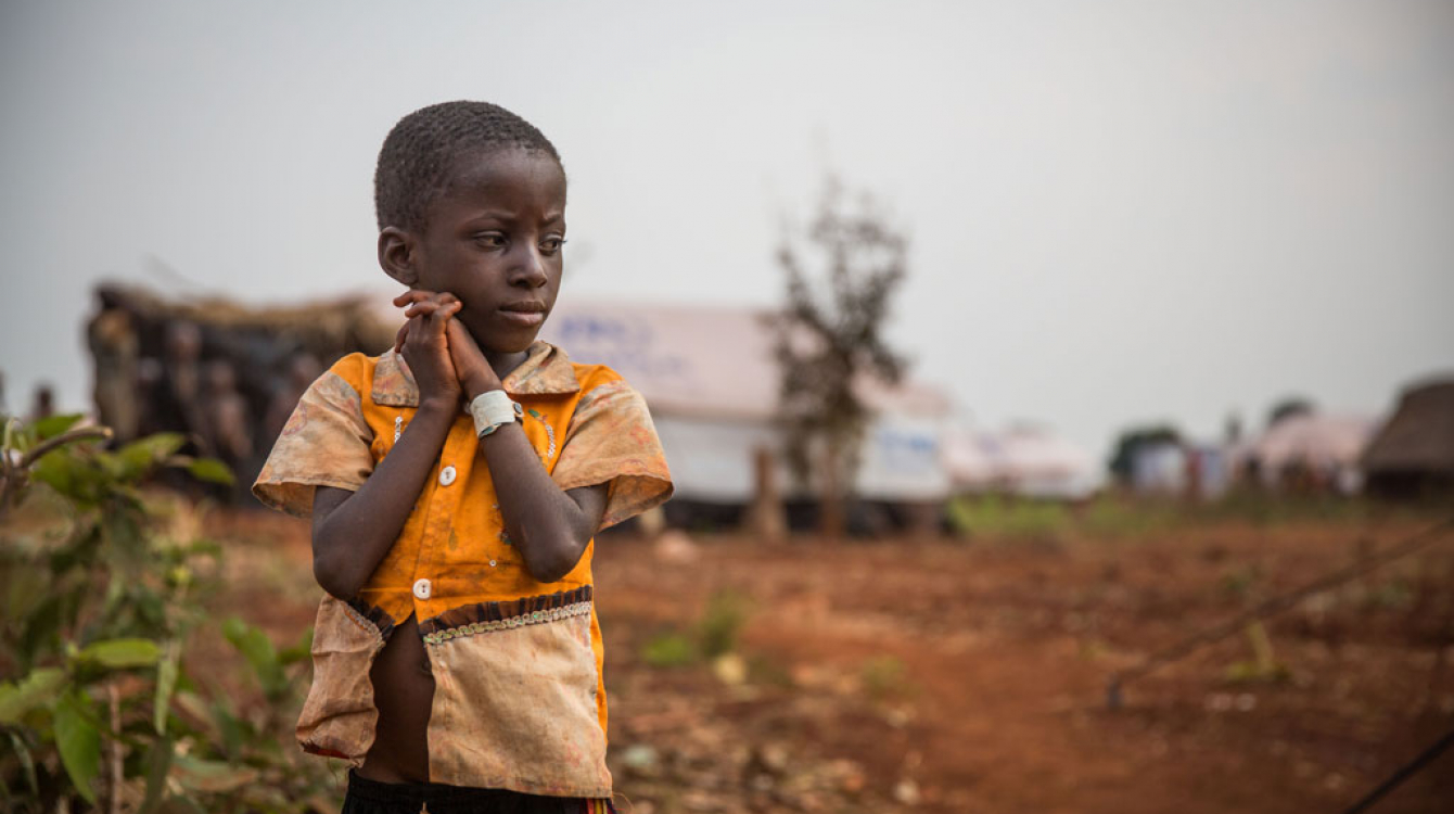 Un petit garçon du Burundi ayant dû fuir sa maison à cause de la violence à trouvé refuge dans un camp en Tanzanie. Photo UNICEF/Rob Beechey