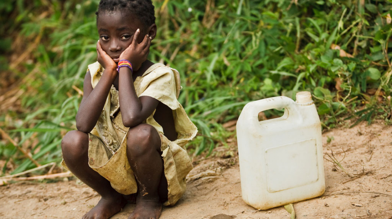 Une petite fille attend de remplir son bidon d’eau dans le village de Kikonka, en République démocratique du Congo (RDC).