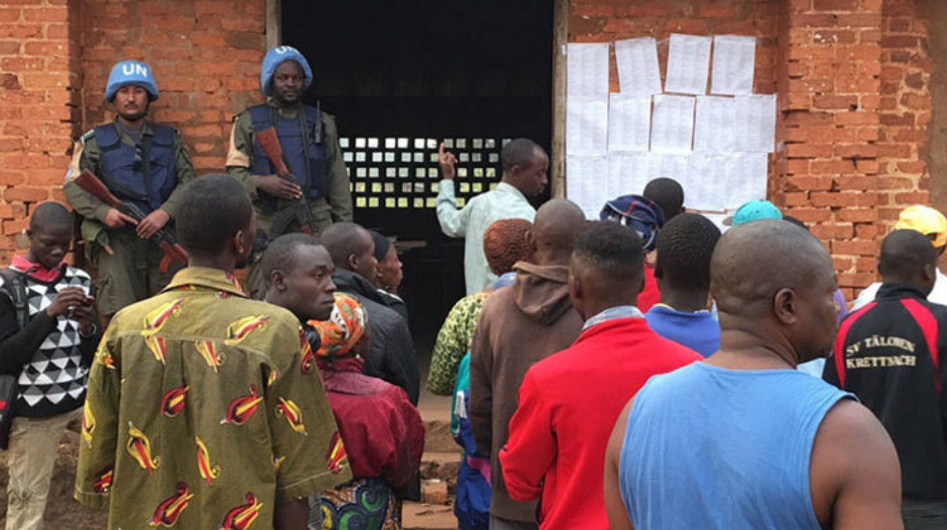 Des Casques bleus surveillent le déroulement du scrutin devant un bureau de vote en République centrafricaine en décembre 2015. Photo MINUSCA