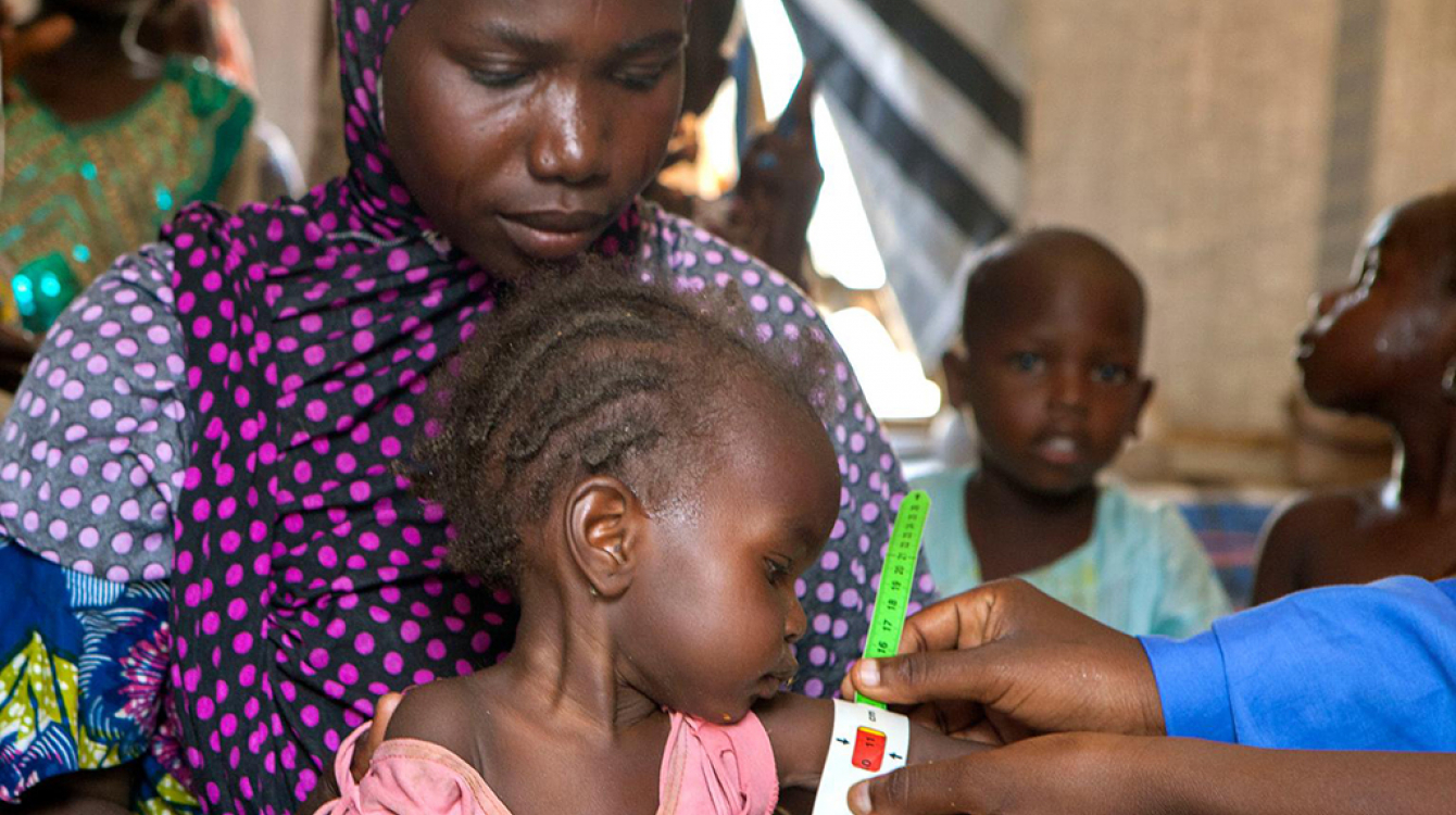 Un dépistage nutritionnel pour les enfants du camp de déplacés de Dalori, dans la ville de Maiduguri, dans l’Etat de Borno, au nord-est du Nigéria. Photo: UNICEF / Esiebo