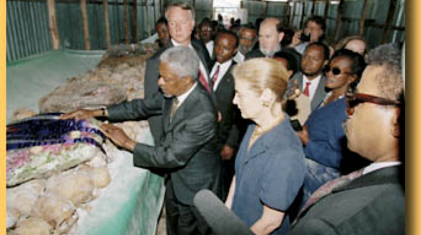 Secretary-General lays a wreath at a genocide site in Mwurire, Rwanda, during a 1998 visit.  Photo : ©United Nations / DPI