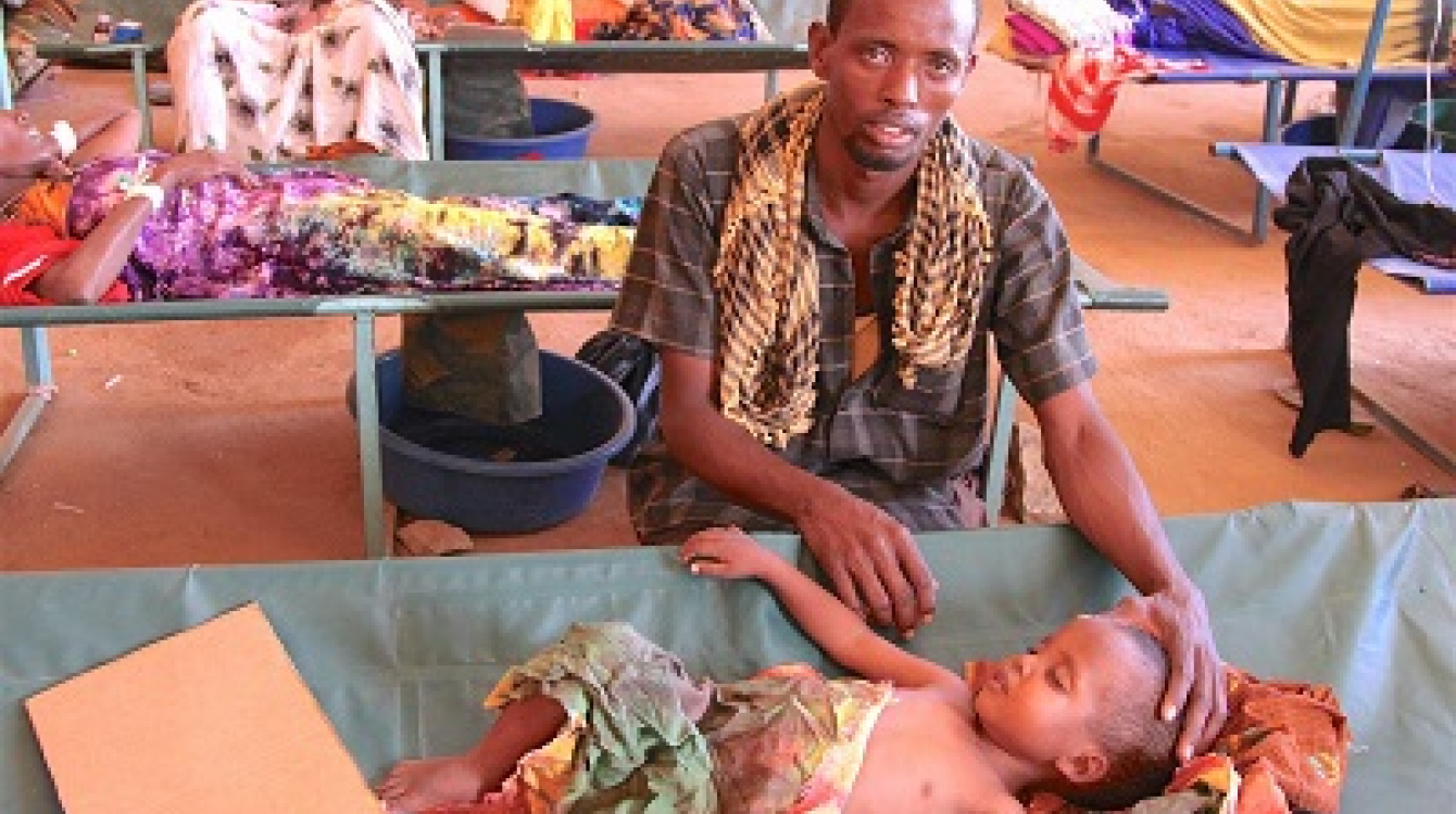 Nur Ismail, 3, is treated for acute watery diarrhoea at the cholera treatment centre in Bay Regional Hospital, Baidoa, Bay region. His father, Hassan Ismail, is by his side. UNICEF/UN057221/Makundi