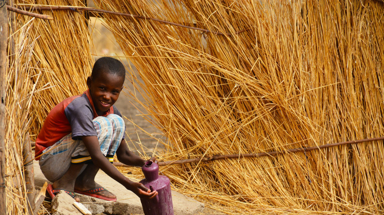 Dans l'État du Nil bleu, au Soudan, un garçon se lave les mains dans un village où l'UNICEF encourage de bonnes pratiques d'hygiène. © UNICEF