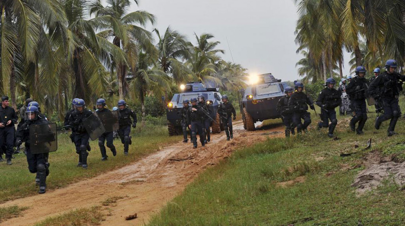 French forces from Opération Licorne (Operation Unicorn) and Jordanian Formed Police Units from the United Nations Operation in Côte d'Ivoire (UNOCI) conduct crowd control exercises near Grand Bassam, Côte d'Ivoire. Opération Licorne works in support of U
