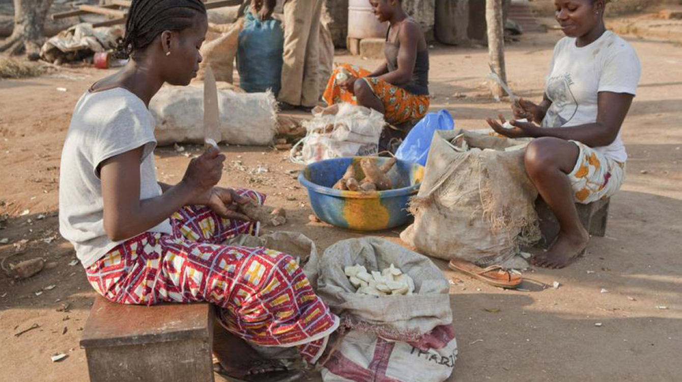 Women in Assouba, rural Côte d’Ivoire, preparing igname (yam) to sell. UN Photo/Patricia Esteve