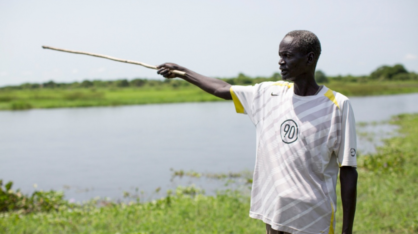 Gatluak Ruei Kon, 56 ans, se tient dans sa ferme à Old Akobo, dans l’Etat de Jonglei au Soudan du Sud. Il a été séparé de sa famille et de ses terres pendant plus de deux ans après que la guerre ait éclaté en 2013.   © HCR/Rocco Nuri