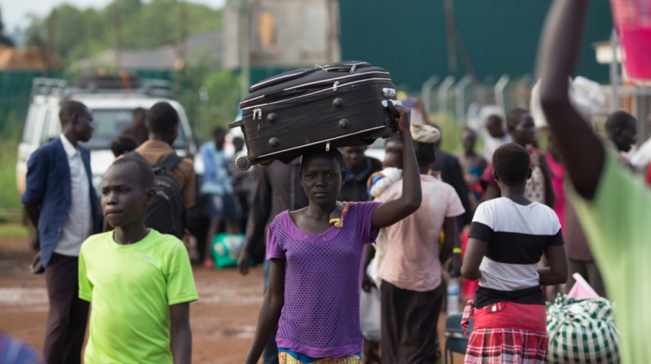 Des réfugiés du Soudan du Sud arrivent à un point de ramassage géré par le HCR à la frontière avec le Soudan du Sud, à Egelo en Ouganda.  © HCR/Will Swanson