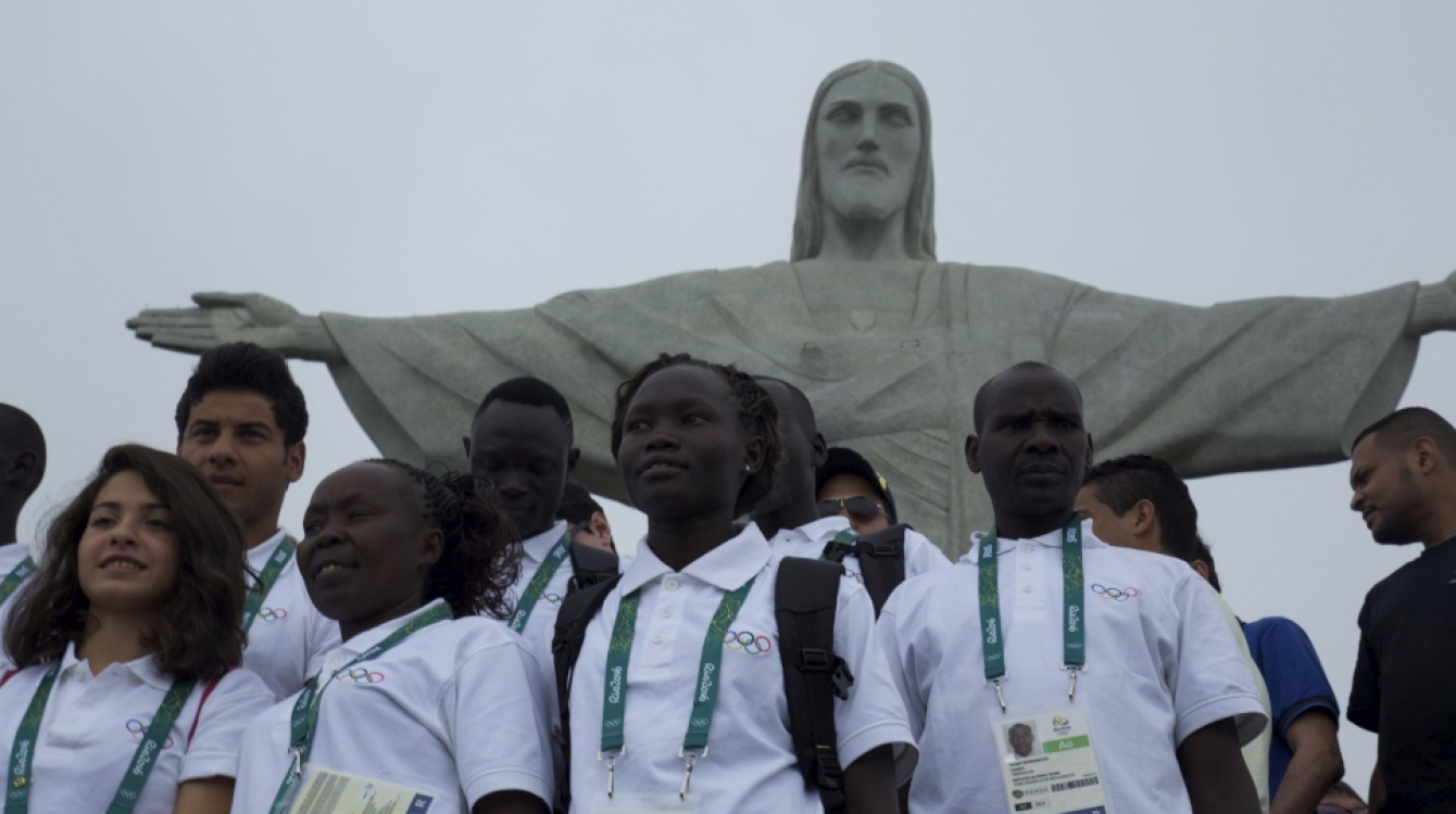 Les athlètes réfugiés qui participeront aux Jeux Olympiques au Brésil visitent la statue du Christ Rédempteur à Parque Nacional da Tijuca.  © CIO