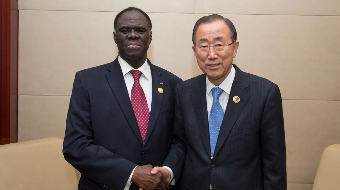 Le Secrétaire général Ban Ki-moon (à droite) avec Michel Kafando, Président du Burkina Faso, à Addis Abeba, en Ethiopie, le 30 janvier 2015. Photo ONU/Eskinder Debebe