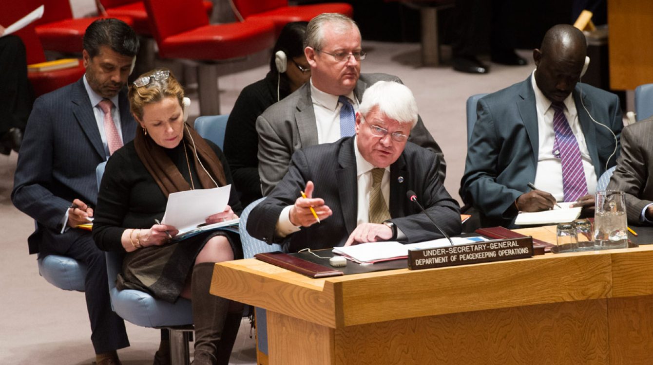 Le Secrétaire général adjoint aux opérations de maintien de la paix de l’ONU, Hervé Ladsous, informe le Conseil de sécurité de l’Organisation sur la situation au Soudan du Sud. Photo : ONU/Mark Garten