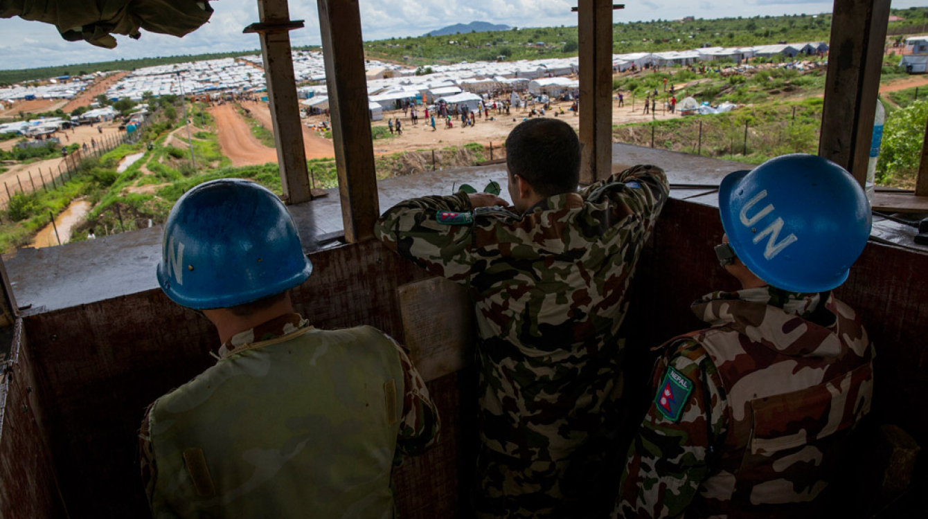 Des Casques bleus de la Mission des Nations Unies au Soudan du Sud surveillent un site de protection des civils à Juba. 