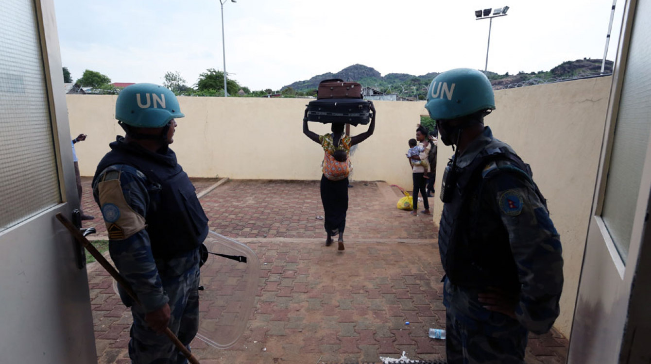 Des civils déplacés quittent un camp de la MINUSS à Juba, après y avoir cherché refuge suite à des affrontements dans la capitale du Soudan du Sud. Photo : ONU / Eric Kanalstein