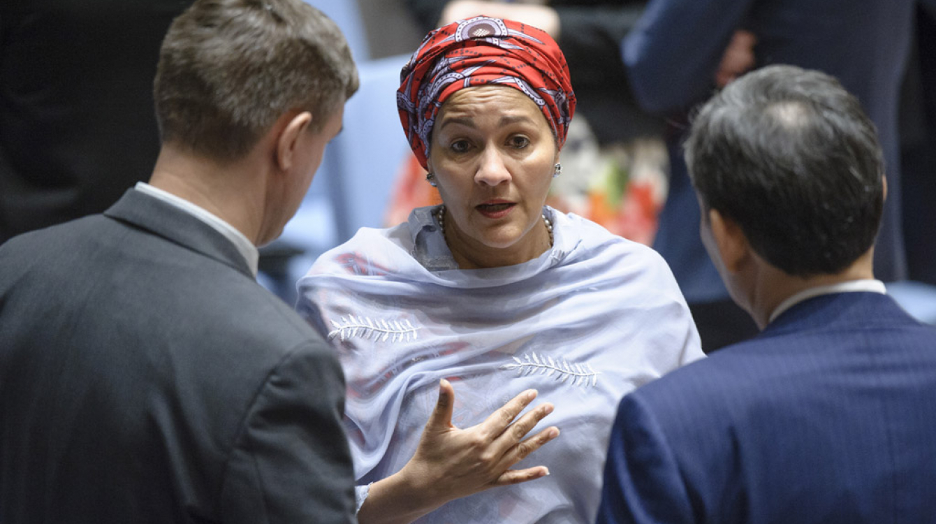 La Vice-Secrétaire générale de l’ONU, Amina J. Mohammed, parle avec des délégués avant une réunion du Conseil de sécurité. Photo ONU/Manuel Elias