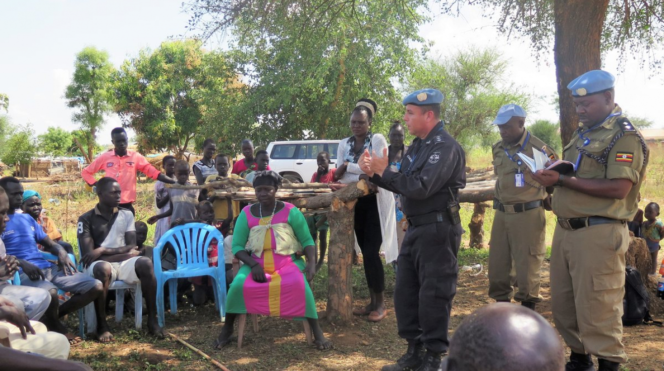 Discussion between community members and police